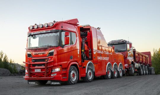 Hinaus-Teamin Scania-raskashinausauto hinauksessa