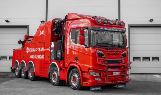 Hinaus-Teamin punainen Scania-raskashinausauto Jyväskylässä